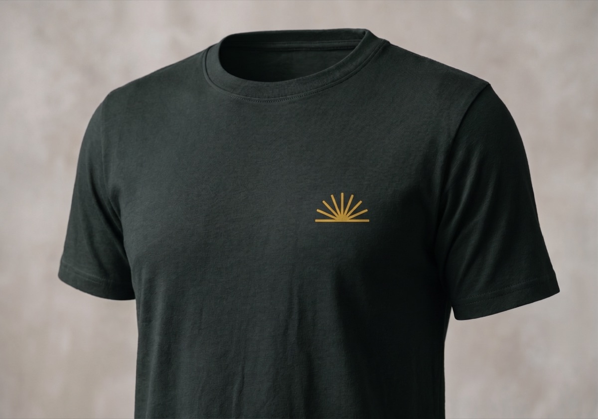 Foto enviada na conversa: camiseta verde-escura com o símbolo JONAH bordado